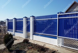 Фото забора из синего штакетника в Владимире